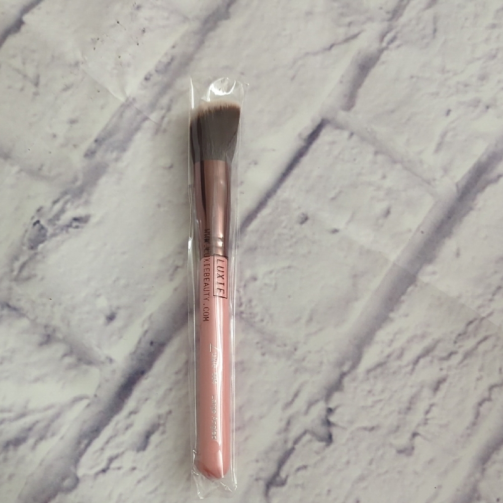 Luxie Rose Makeup Brush